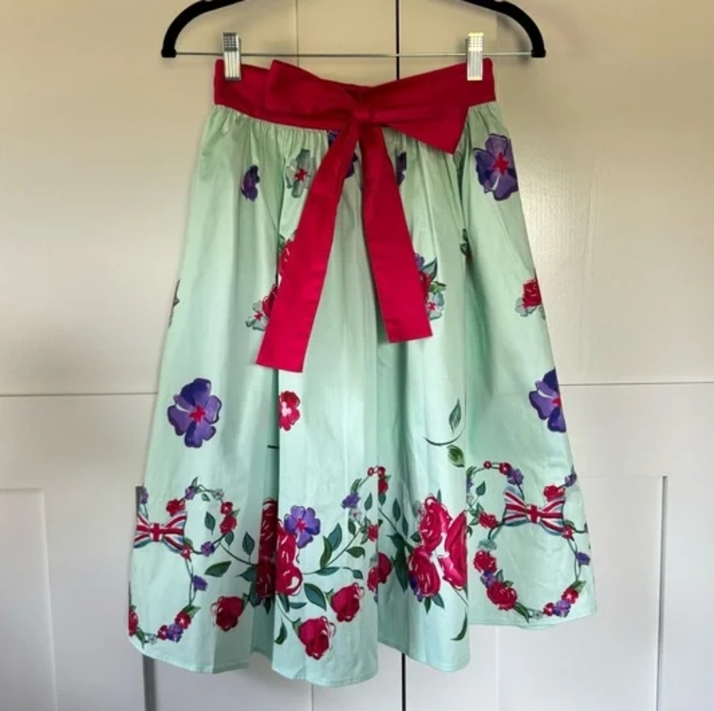 L Disney The Dress Shop EPCOT UK Queen of the Kingdom Minnie Floral Skirt